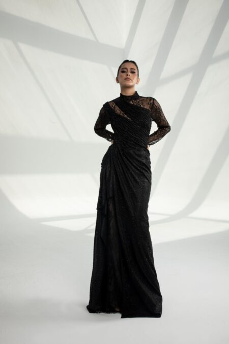 فستان سهرة أسود بتفاصيل درابيه ودانتيل فاخر