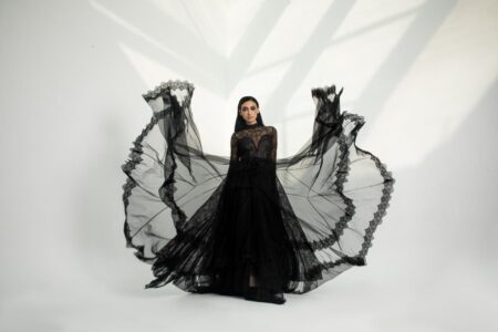 فستان سهرة أسود بدانتيل وتول فاخر