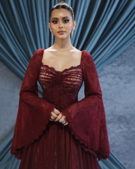 فستان دانتيل طويل بأكمام واسعة