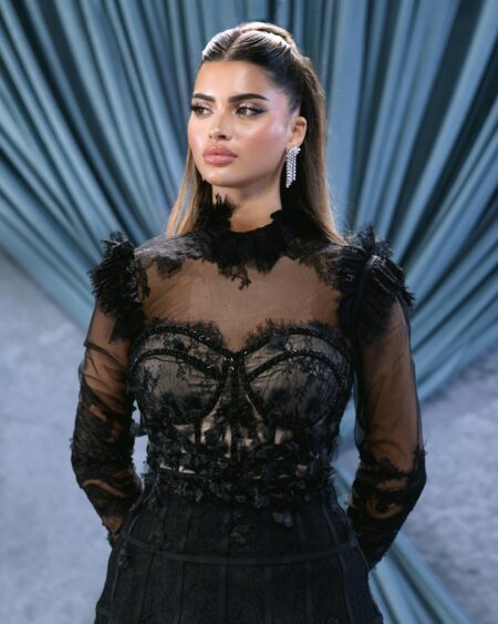 فستان سهرة أسود شفاف بتفاصيل دانتيل فاخرة