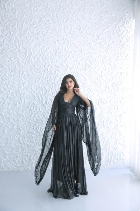 فستان ميتاليك باللون الأسود بتصميم فاخر مع ياقة عميقة على شكل V