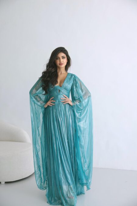 فستان ميتاليك باللون التوركواز بتصميم فاخر مع ياقة عميقة على شكل V