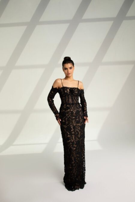 فستان طويل بتفاصيل دانتيل فاخرة بلون أسود داكن