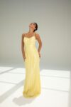 فستان طويل بلون أصفر باهت يوحي بالإشراق والرقيّ