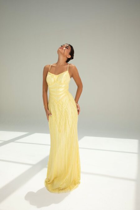 فستان طويل بلون أصفر باهت يوحي بالإشراق والرقيّ