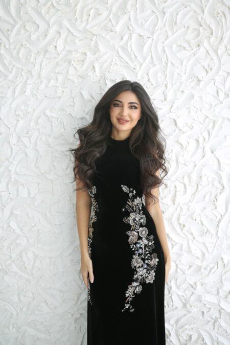 فستان سهرة مخملي أسود بتفاصيل تطريز فاخرة على الجانبين