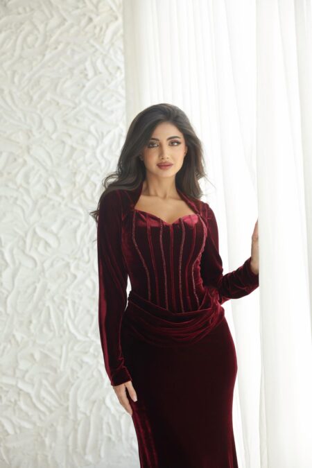 فستان سهرة طويل من مخمل بوردو فاخر