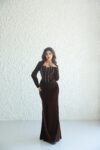 فستان سهرة طويل من مخمل بني فاخر